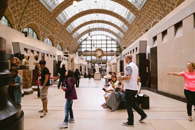 Avenida central de las esculturas del Museo de Orsay bajo la bóveda de cristal de la antigua estación