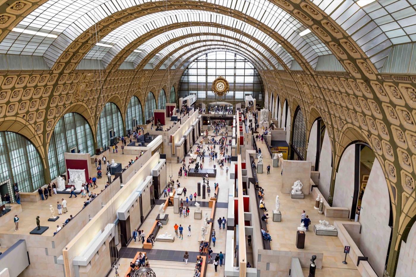 Gran nave del Museo de Orsay con su reloj dorado