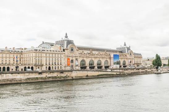 Museo de Orsay a orillas del Sena bajo un cielo nublado